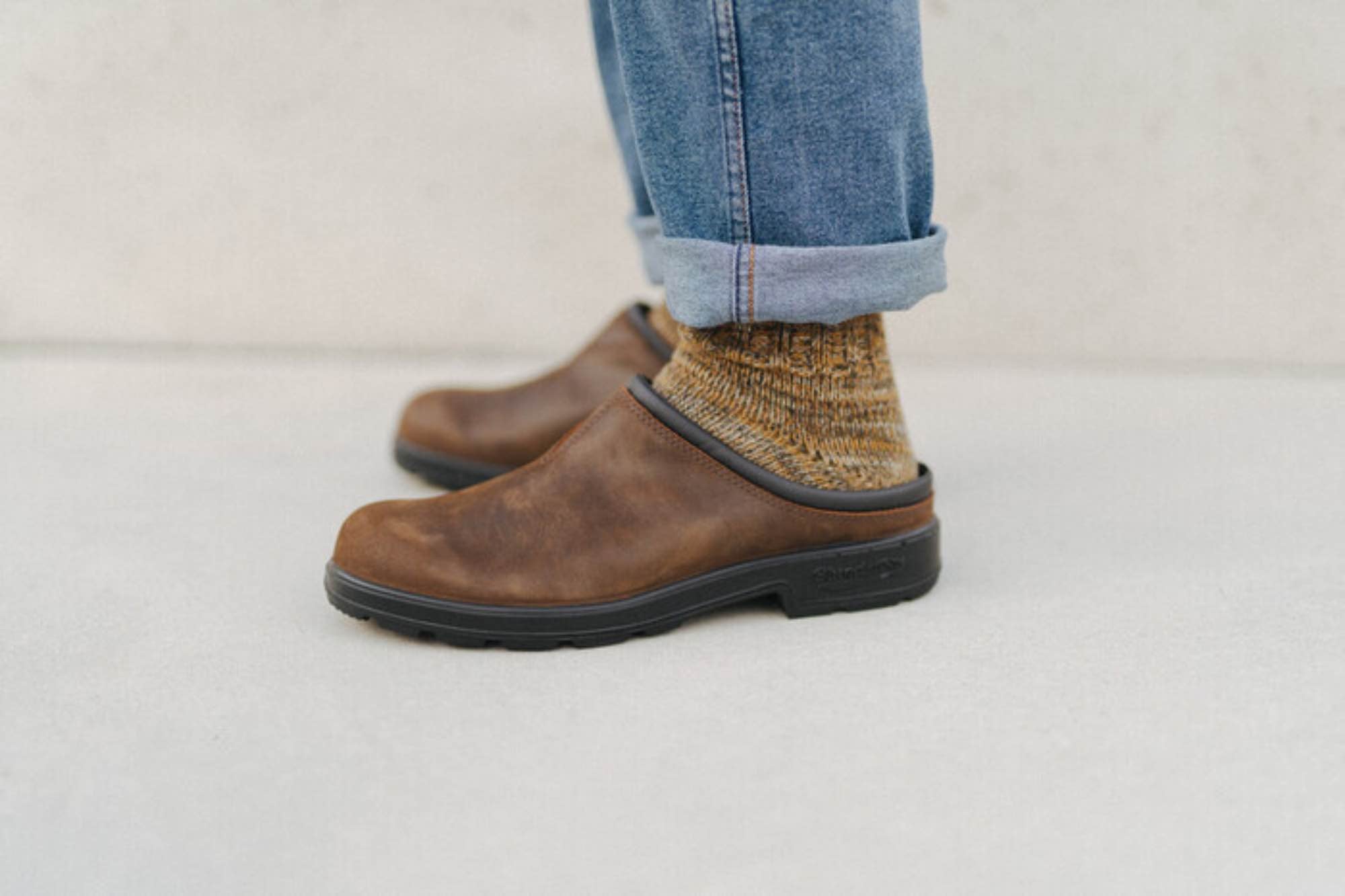 Chodaki Blundstone Clog Antique Brown – stylizacja na nodze, z profilu.