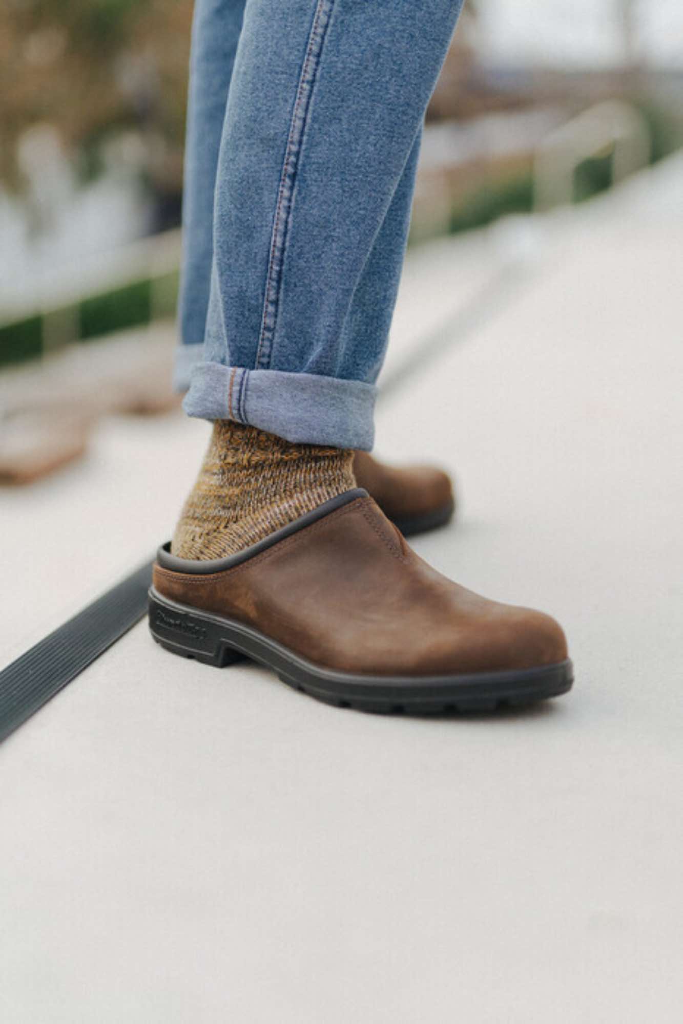 Chodaki Blundstone Clog Antique Brown – stylizacja na nodze, ujęcie z boku.