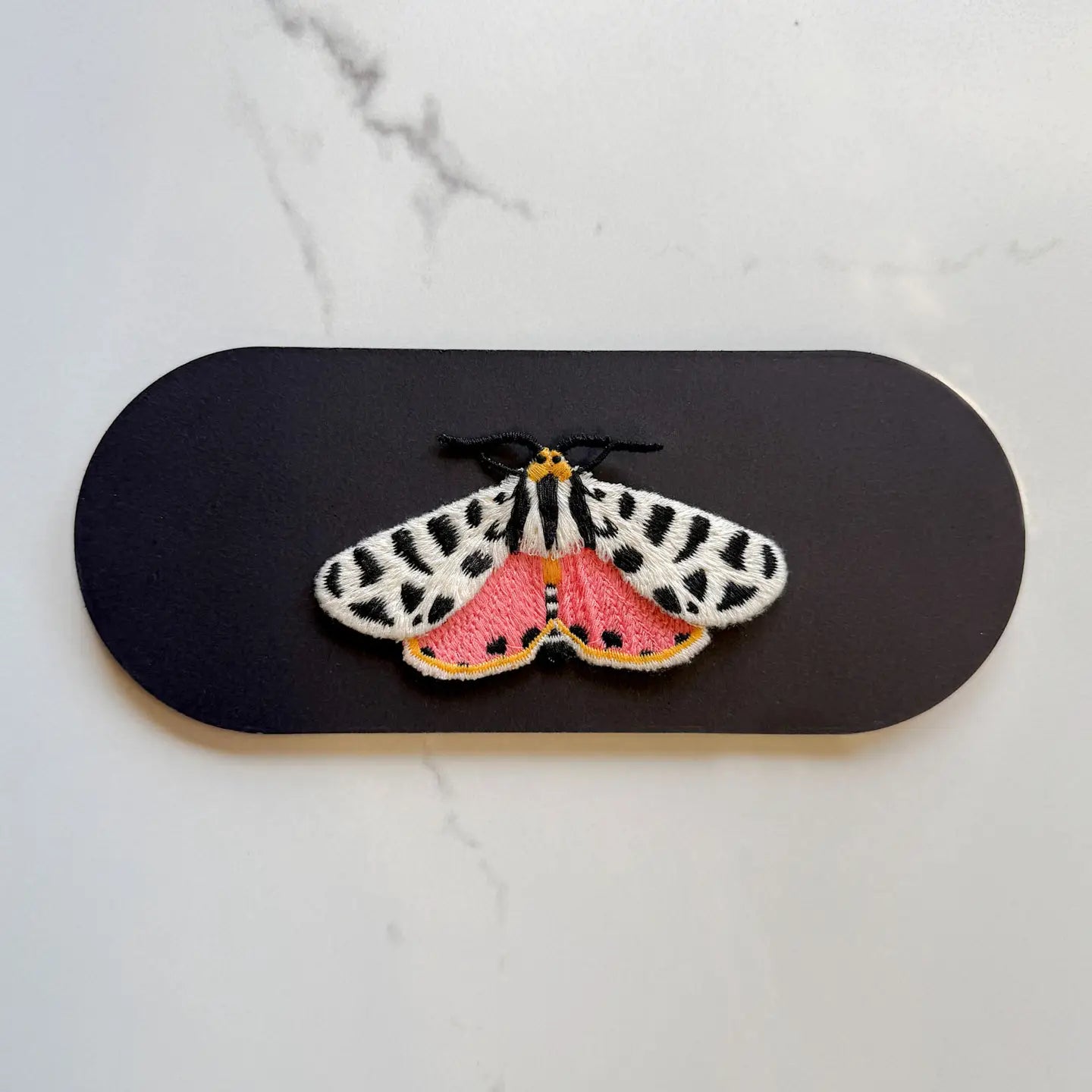 Broszka haftowana Tiger Moth – Botanopia