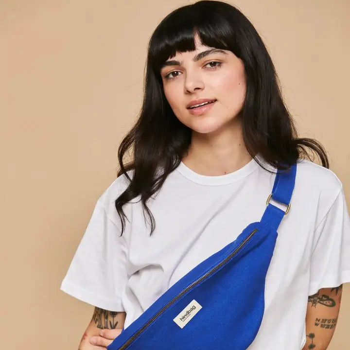 Duża Nerka Sasha Electric Blue.– Hindbag na modelce nSLOU