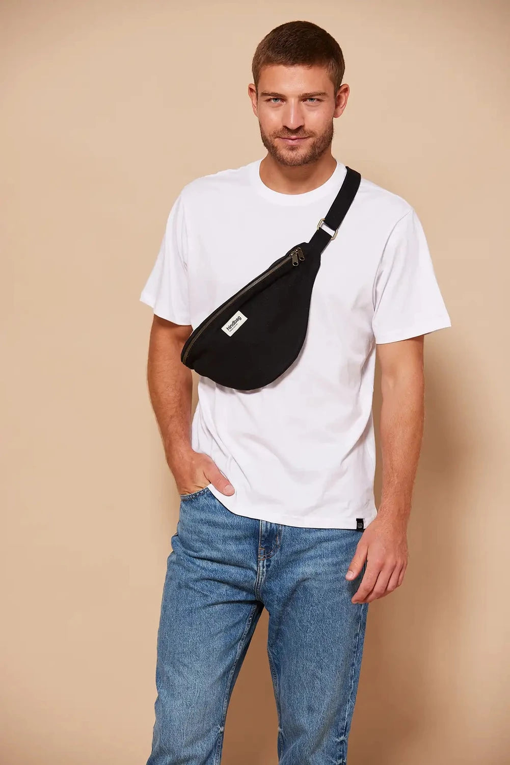 Duża Nerka Sasha Black – Hindbag SLOU na modelu
