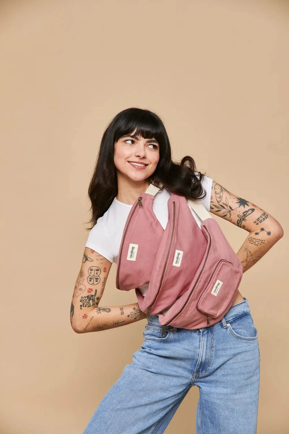 Duża Nerka Sasha Blush Pink – Hindbag na modelce SLOU