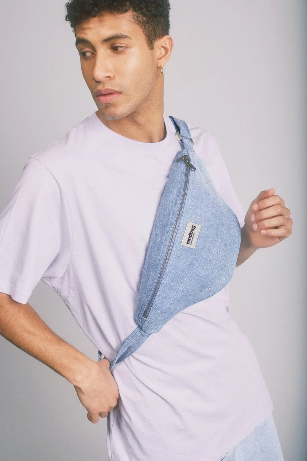 Duża Nerka Sasha Denim Bleu – Hindbag SLOU na modelu