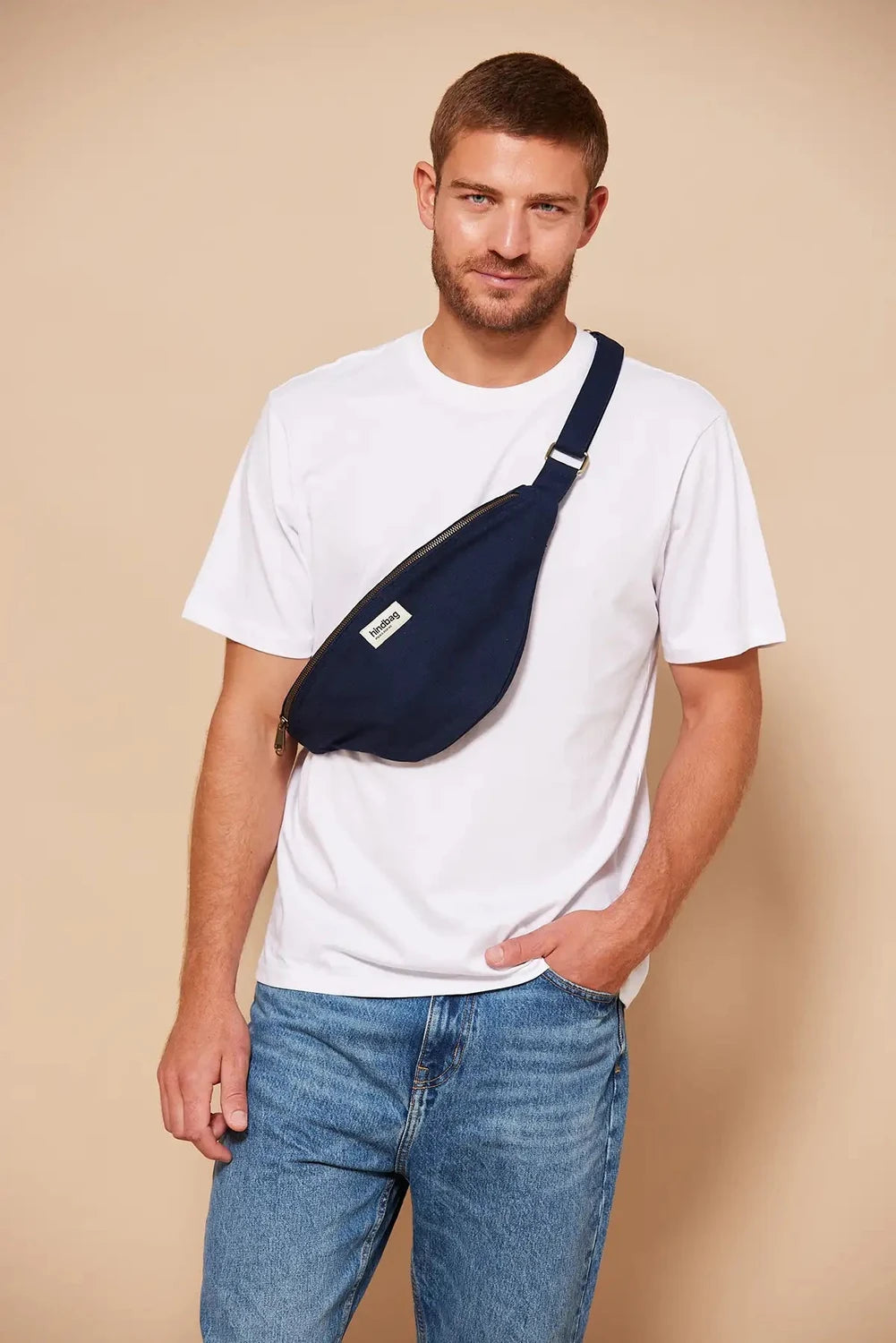 Duża Nerka Sasha Navy – Hindbag SLOU na modelu