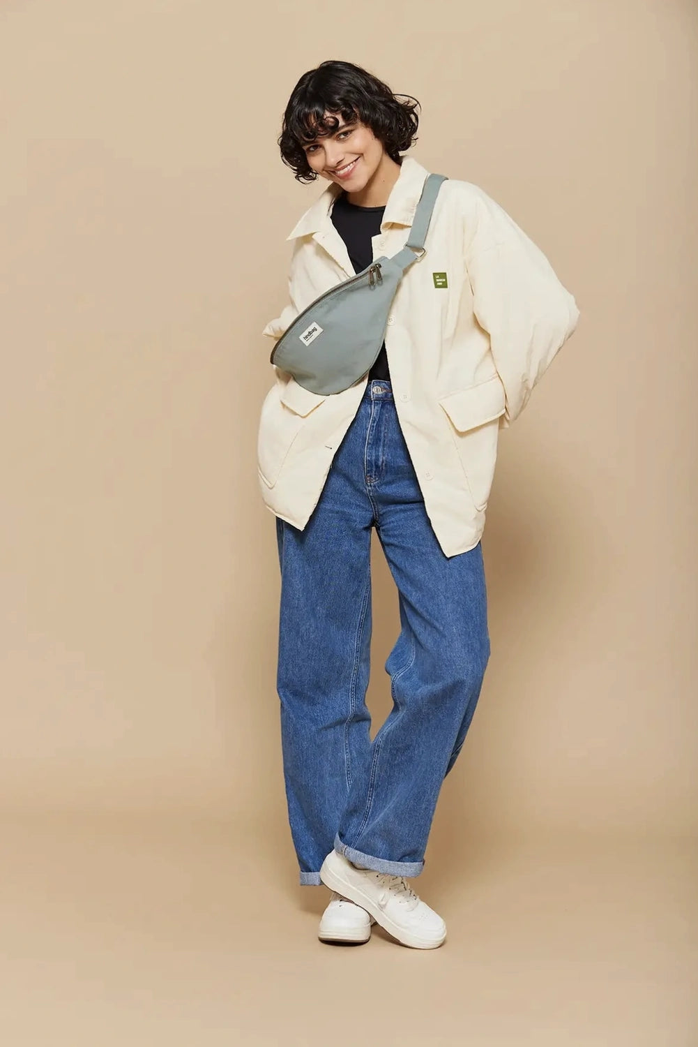 Duża Nerka Sasha Sage Green – Hindbag SLOU na modelce