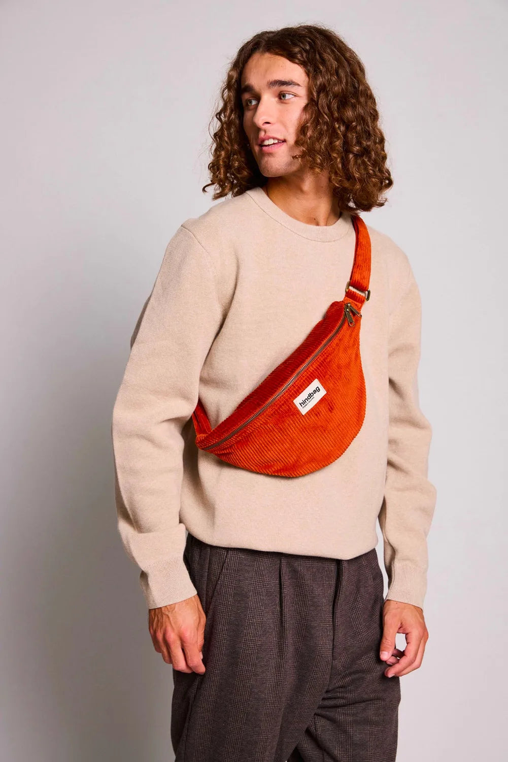 Duża Sztruksowa Nerka Sasha Brique – Hindbag SLOU na modelu