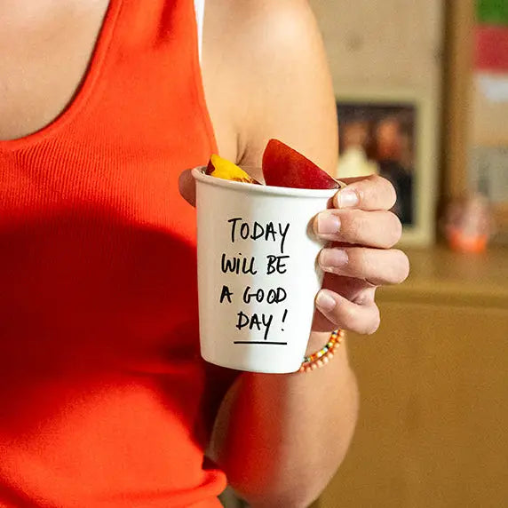 Kubek porcelanowy Today will be a good day Helen Blanchaert kobieta trzyma kubek SLOU
