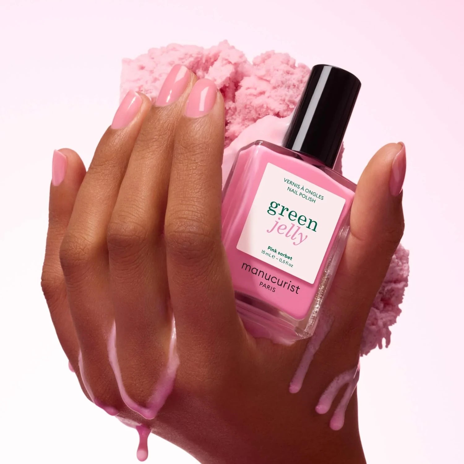 Lakier do paznokci Green Pink Sorbet od Manucurist dłoń