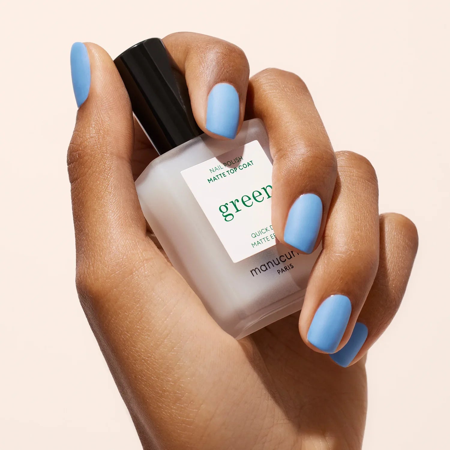 Lakier nawierzchniowy Matte Top Coat – Manucurist w dłoni SLOU
