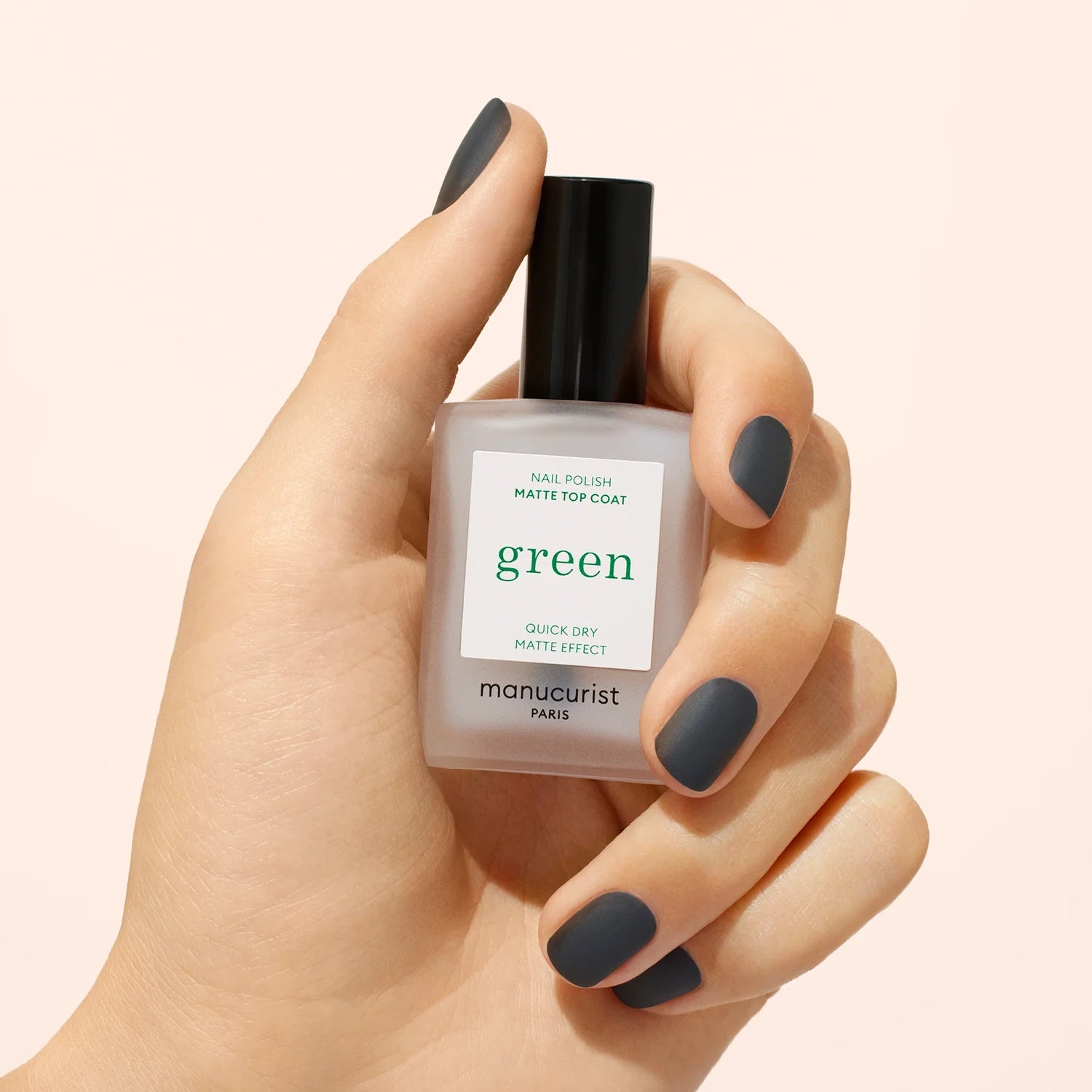 Lakier nawierzchniowy Matte Top Coat – Manucurist w dłoni SLOU