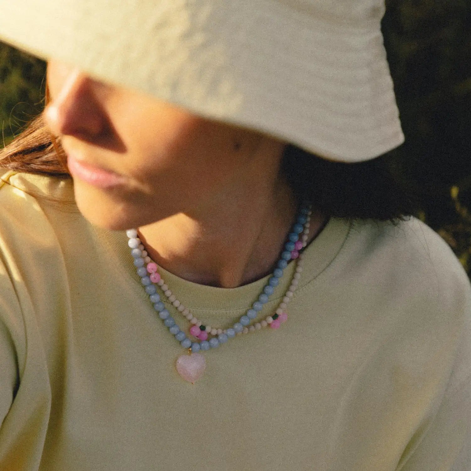 Naszyjnik z kamieni Baby Blue – Poly na modelce SLOU