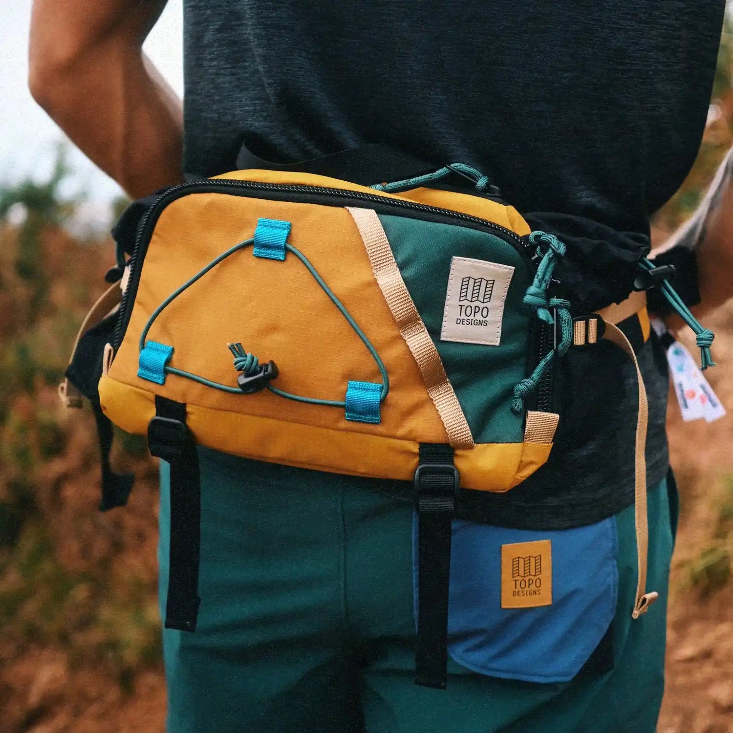 Nerka Mountain Hydro Hip Pack 4.4L – Topo Designs na modelu