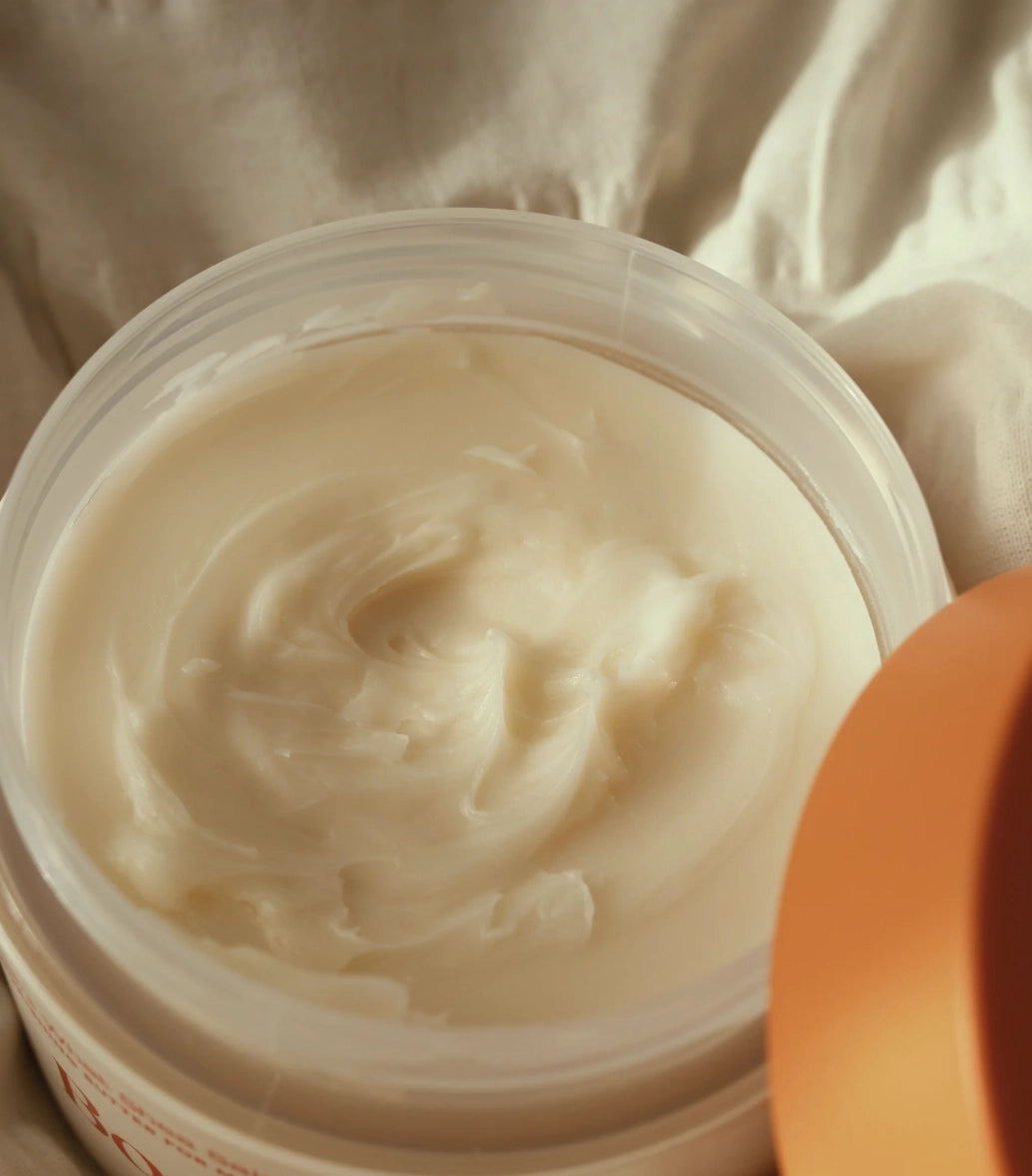 zbliżenie na kremową konsystencję masła do ciała lucy