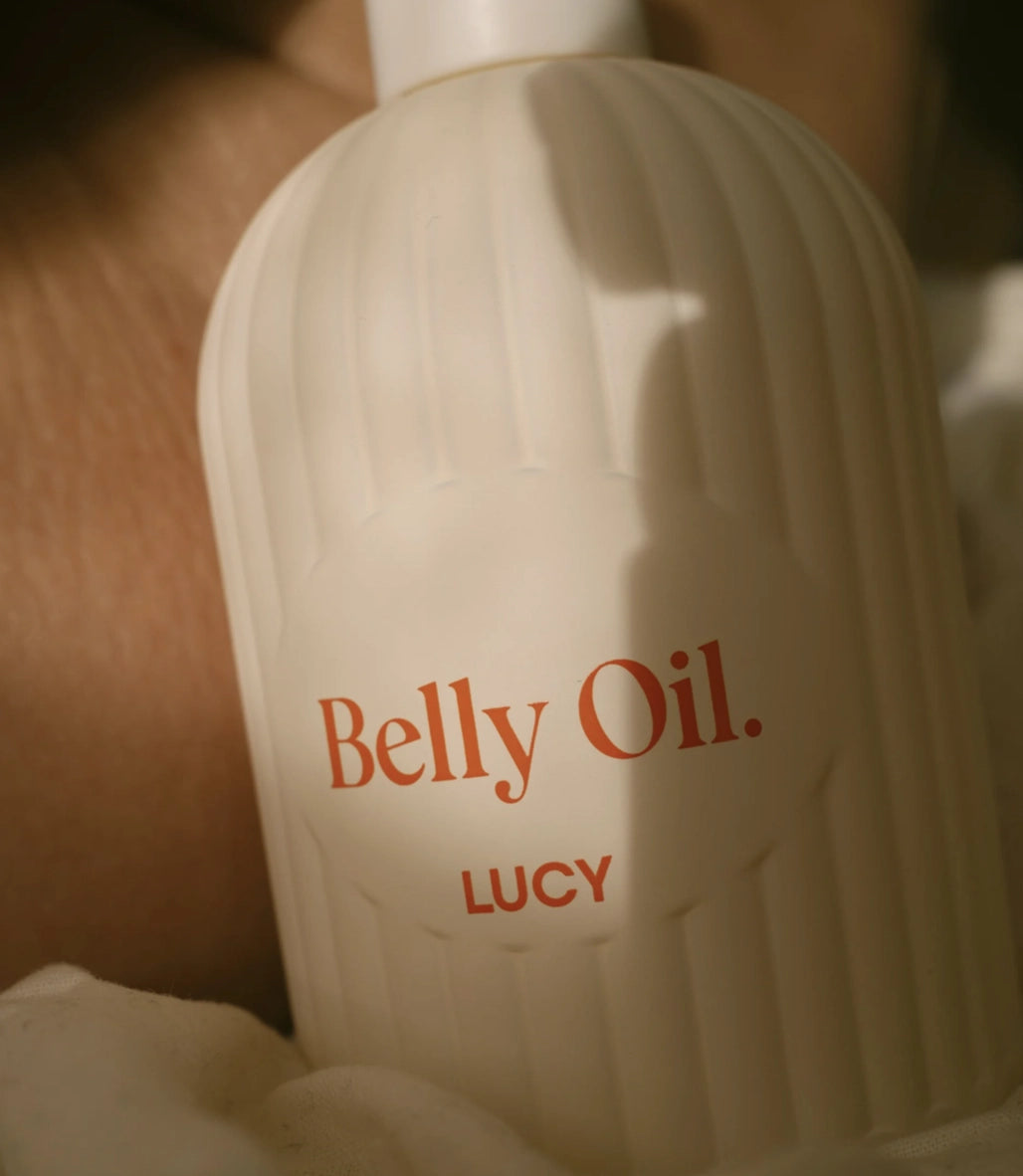 detal butelki belly oil lucy lucy z tłoczoną strukturą