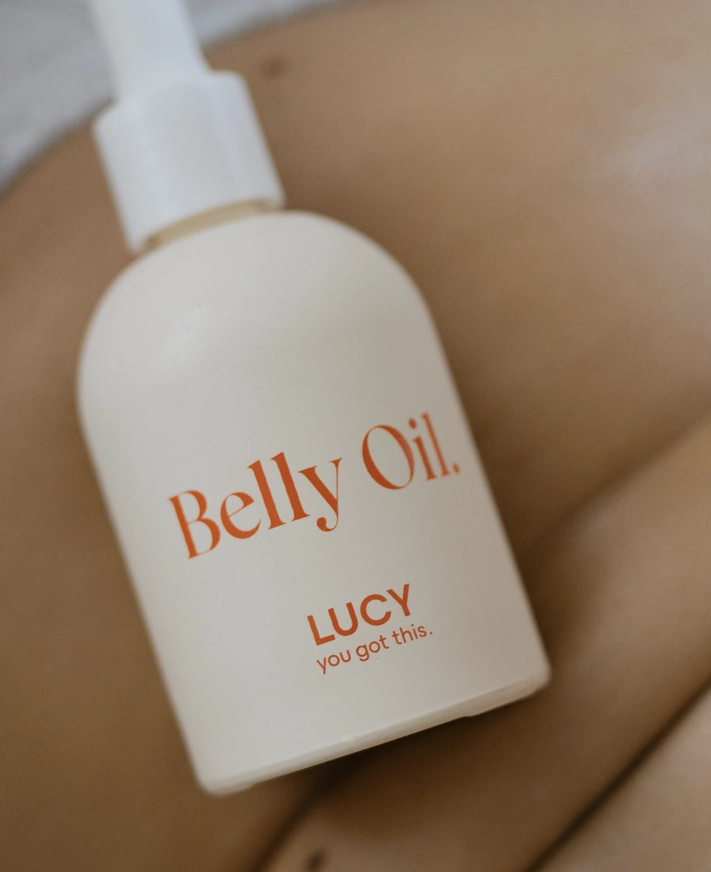 zbliżenie butelki belly oil lucy lucy na skórze