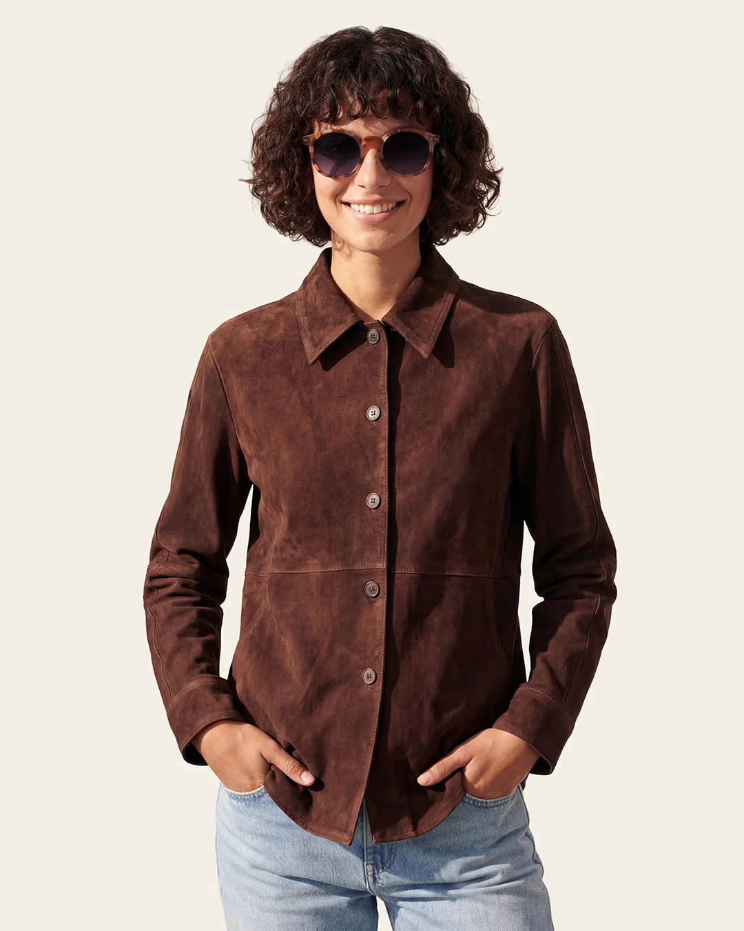 Kobieta w okularach Izipizi #M Wild Hooves, stylizacja lifestyle