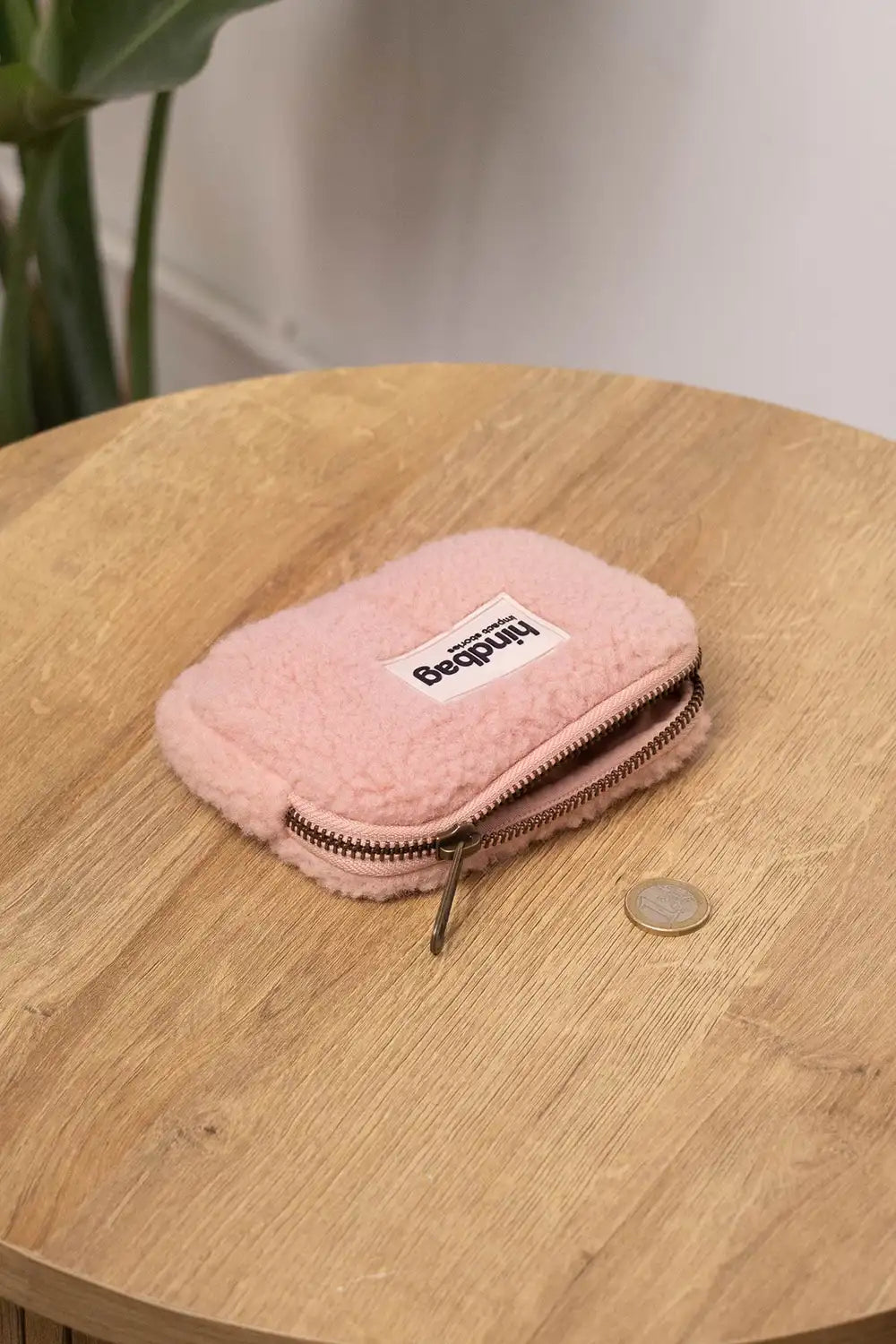Portfelik Pluszowyt Rose Poudré – Hindbag na stole SLOU