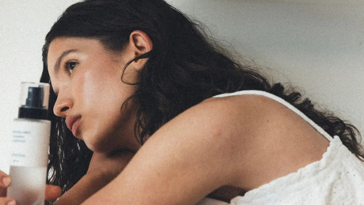 kobieta z mgiełką do twarzy la bomba anti-aging mist w stylizacji lifestyle