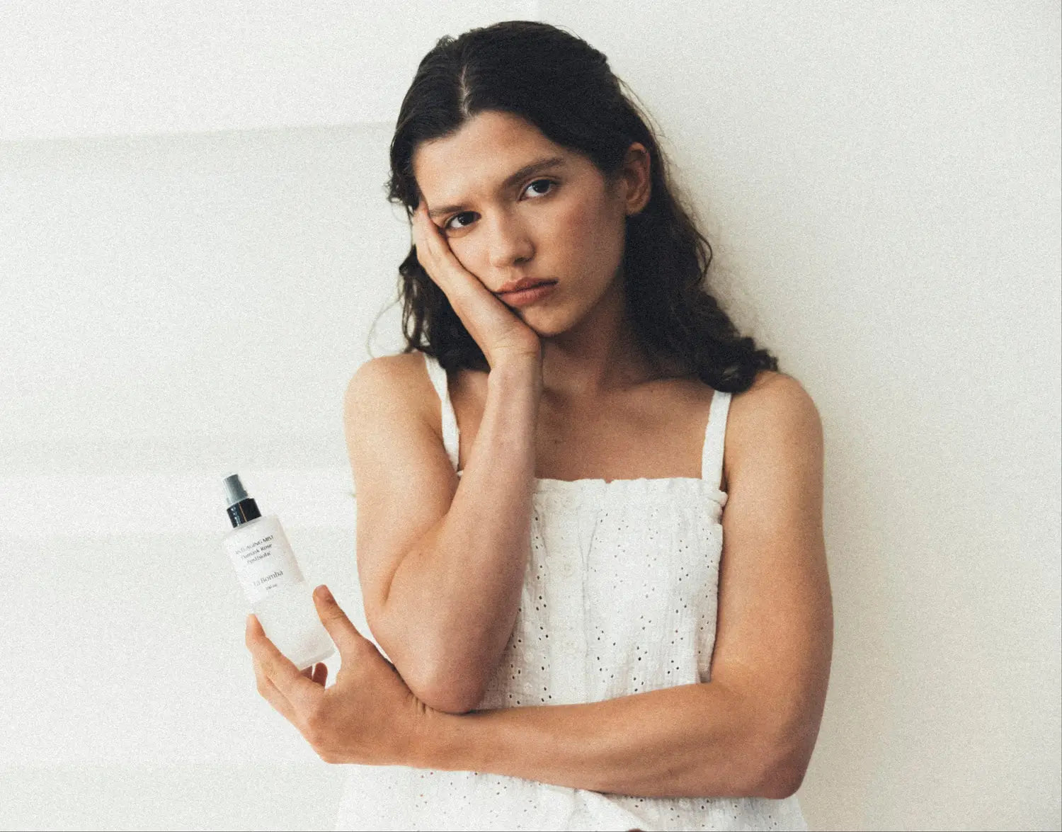 kobieta trzymająca mgiełkę do twarzy la bomba anti-aging mist