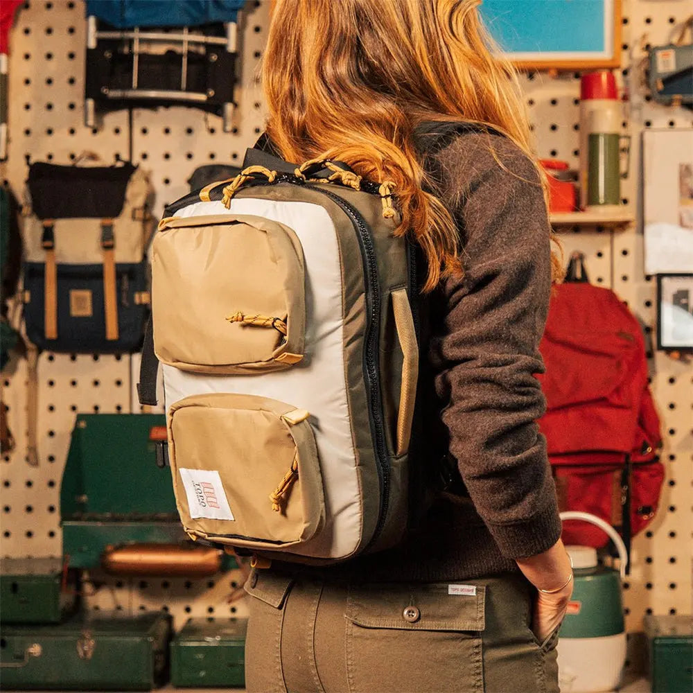 Torba Global Briefcase 20L – Topo Designs Olive/Dark Khaki widok na modelce