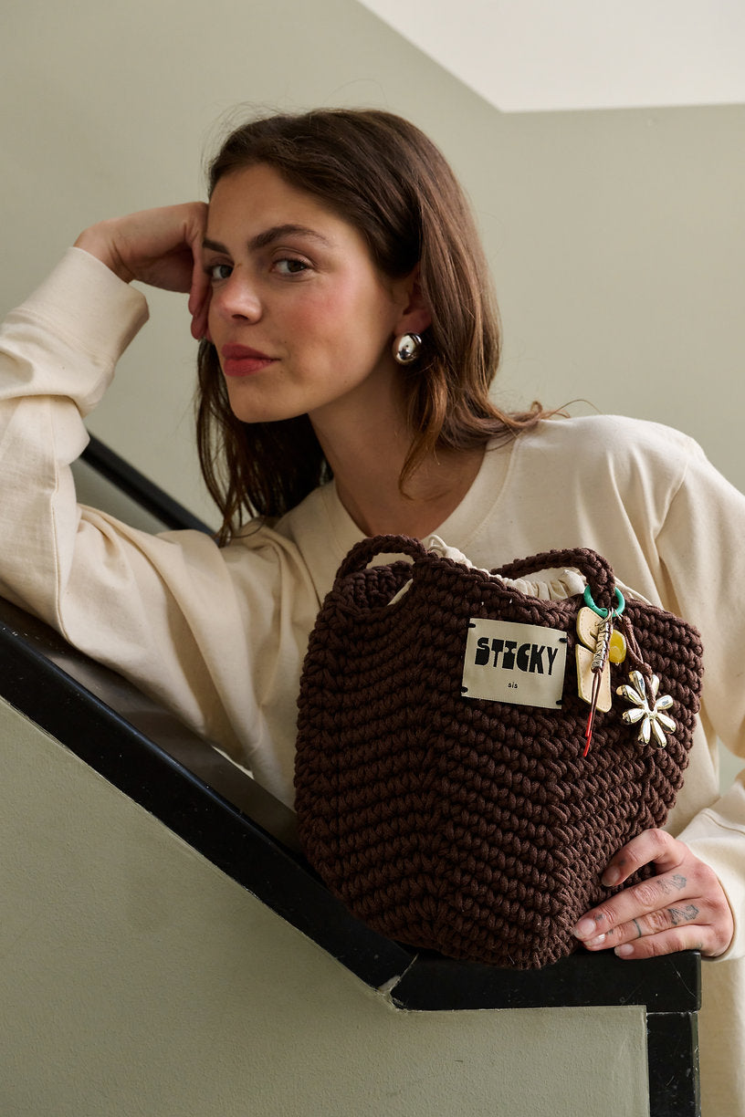 Torba pleciona brązowa Crochet Bag Sky – Sticky Sis z modelką