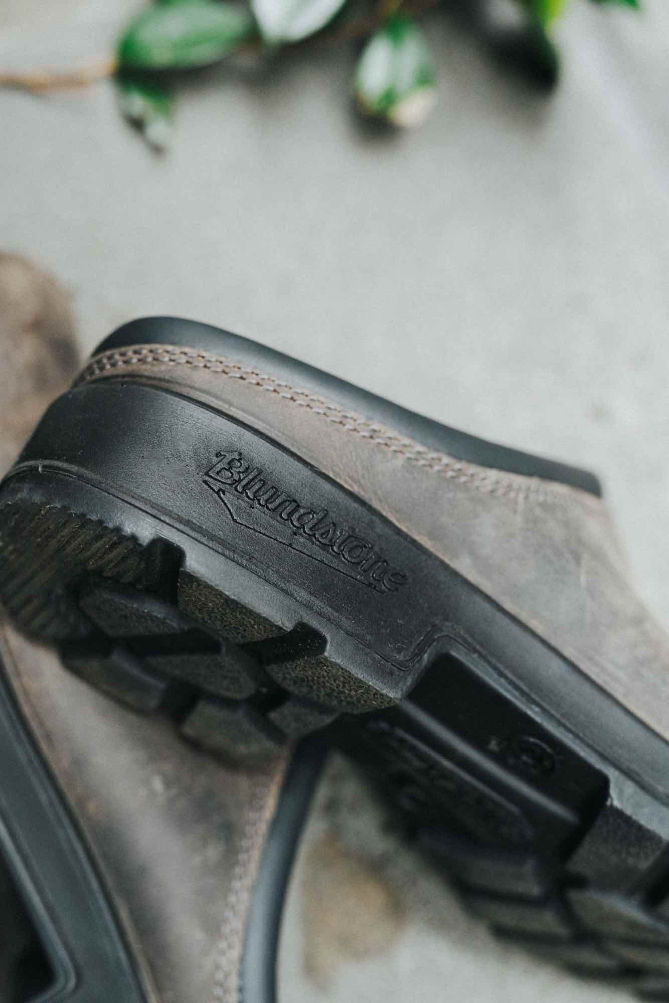 Zbliżenie na podeszwę chodaków Blundstone Clog w kolorze glinianym
