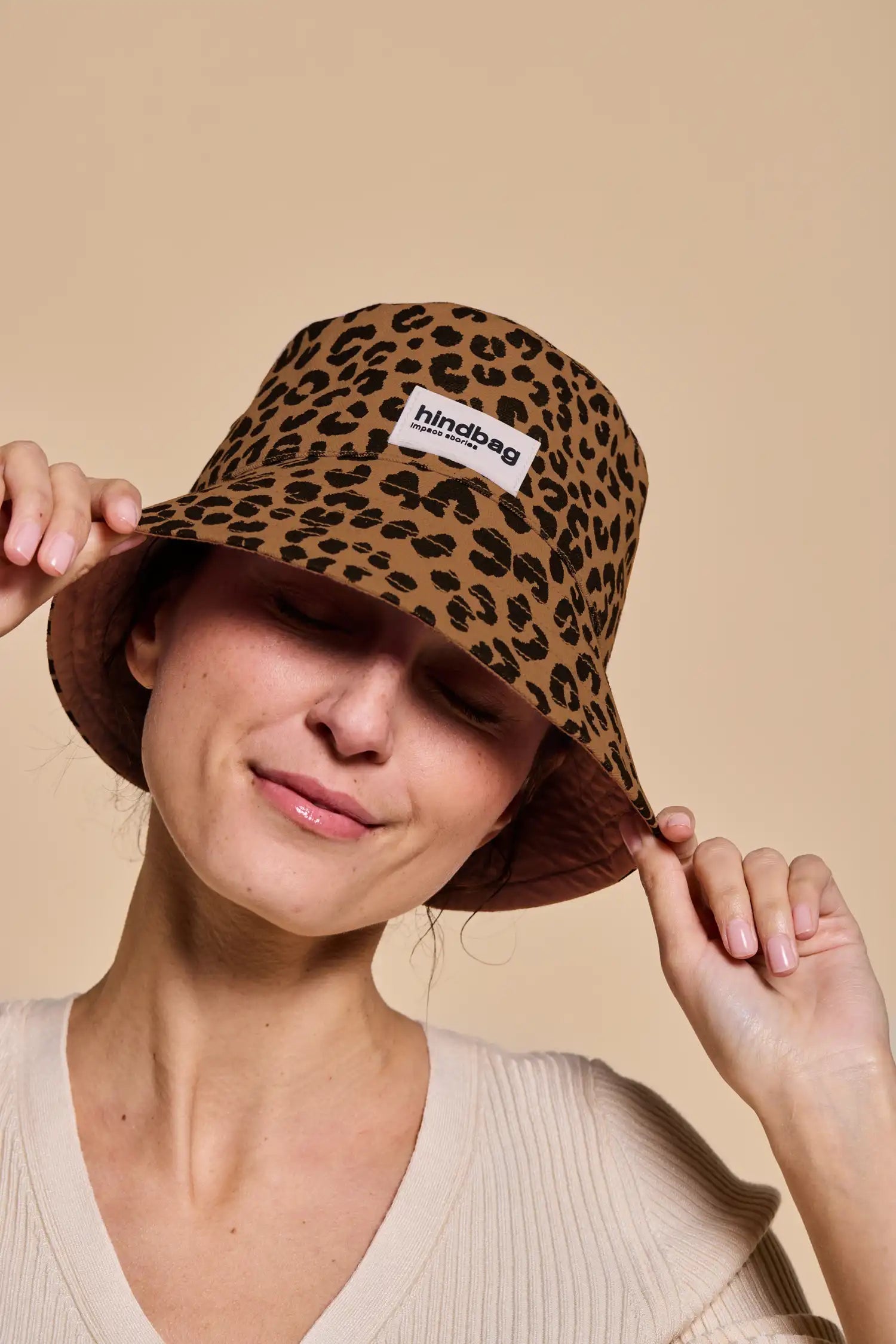 Klasyczny kapelusz typu bucket Cannelle Leopard Cinnamon – Hindbag na modelce SLOU