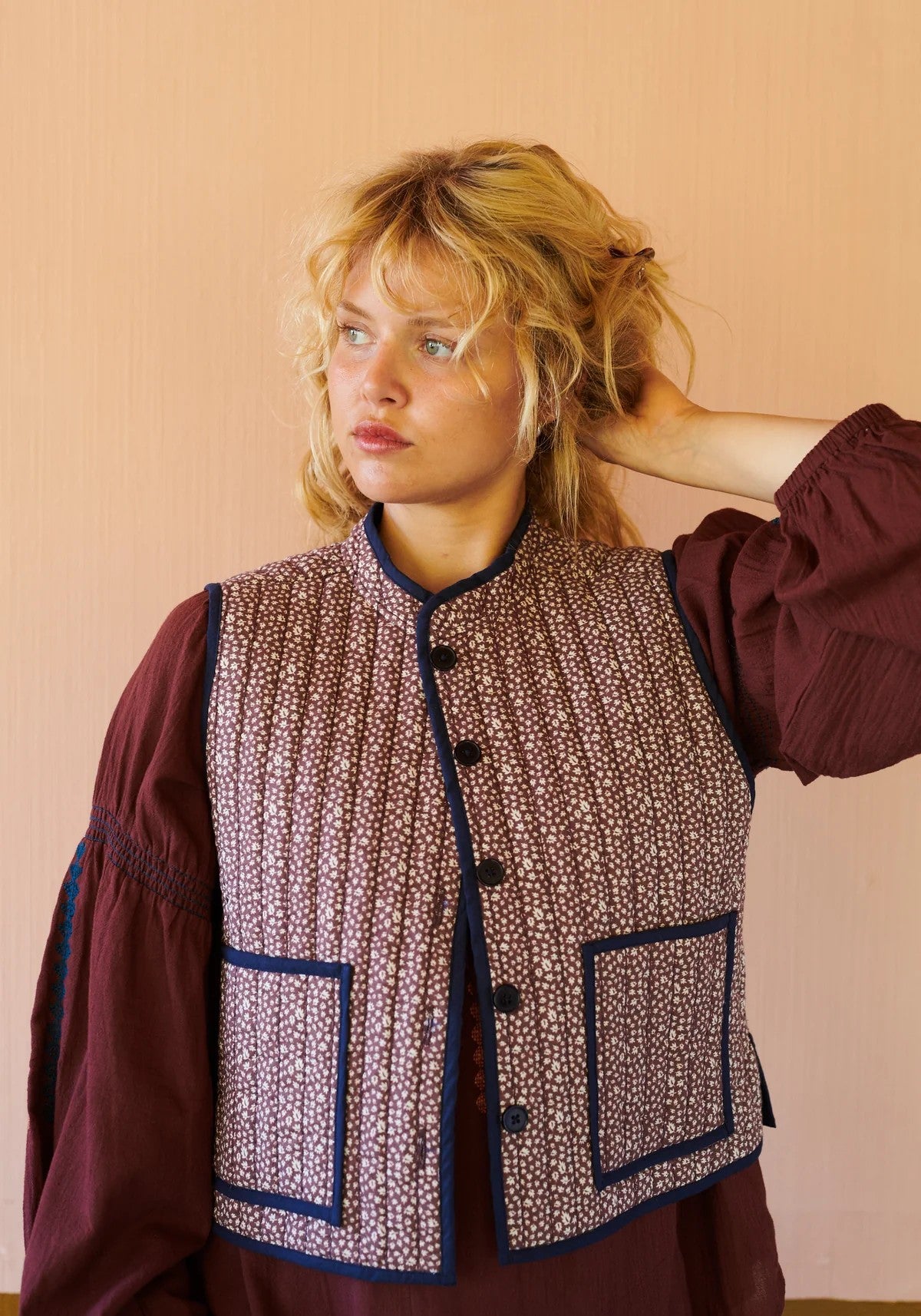 slou-habiba-krotka-kamizelka-autumn-leaf-burgundy