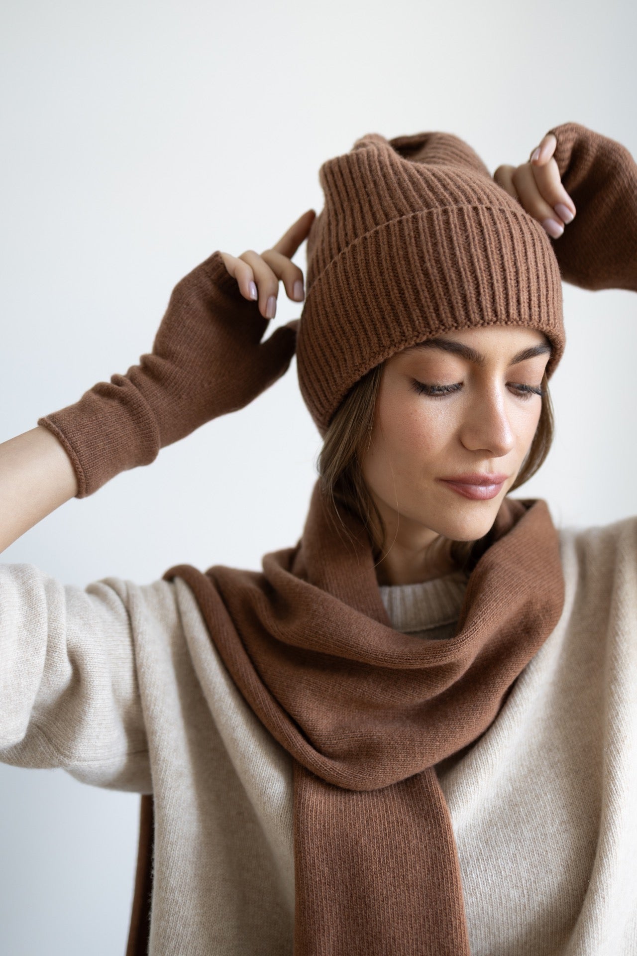 slou-lucky-handmade-mitenki-merino-cashmere-karmelowe