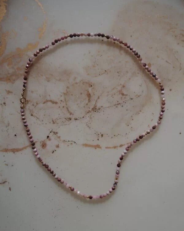 slou-magda-paszkiewicz-naszyjnik-nawleczone-rodonit