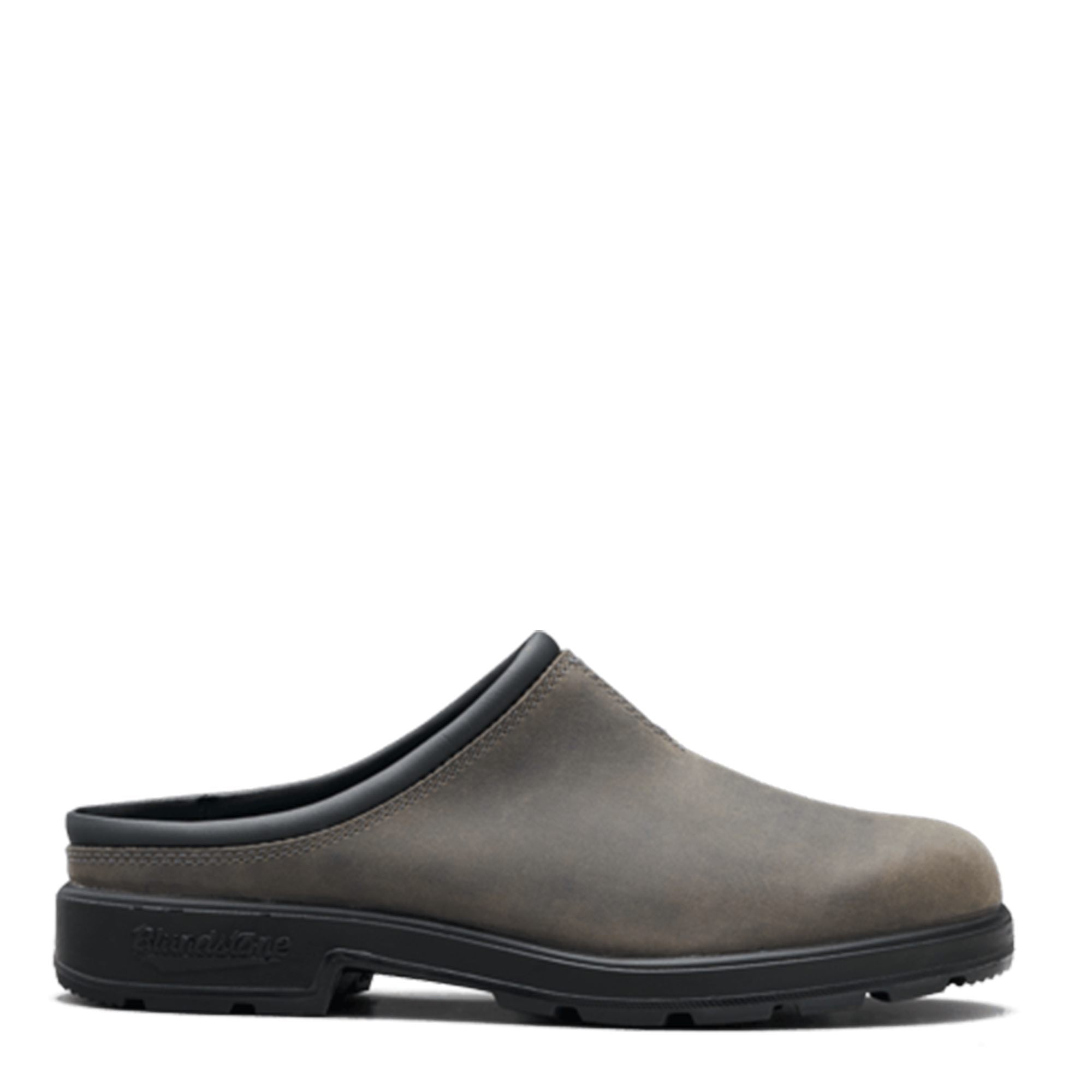 Chodaki Blundstone Clog w kolorze glinianym – widok z boku na białym tle.