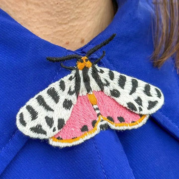 Broszka haftowana Tiger Moth – Botanopia na modelce