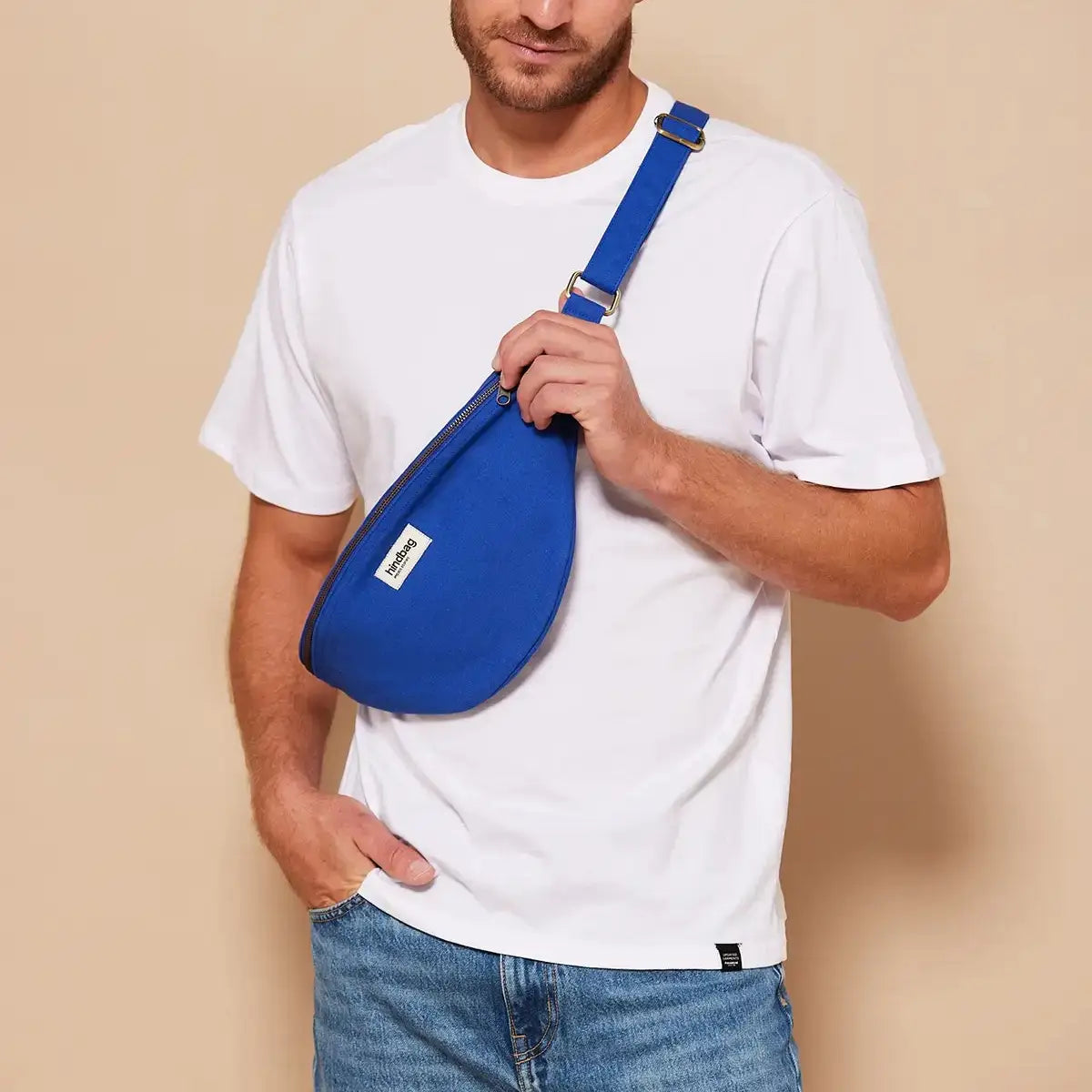 Duża Nerka Sasha Electric Blue.– Hindbag SLOU na modelu