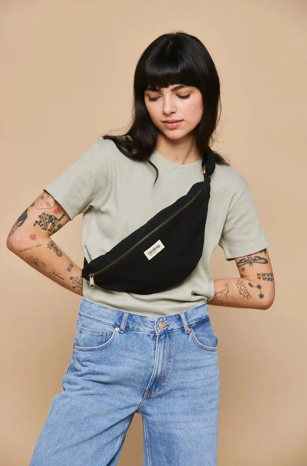 Duża Nerka Sasha Black – Hindbag  SLOU na modelce