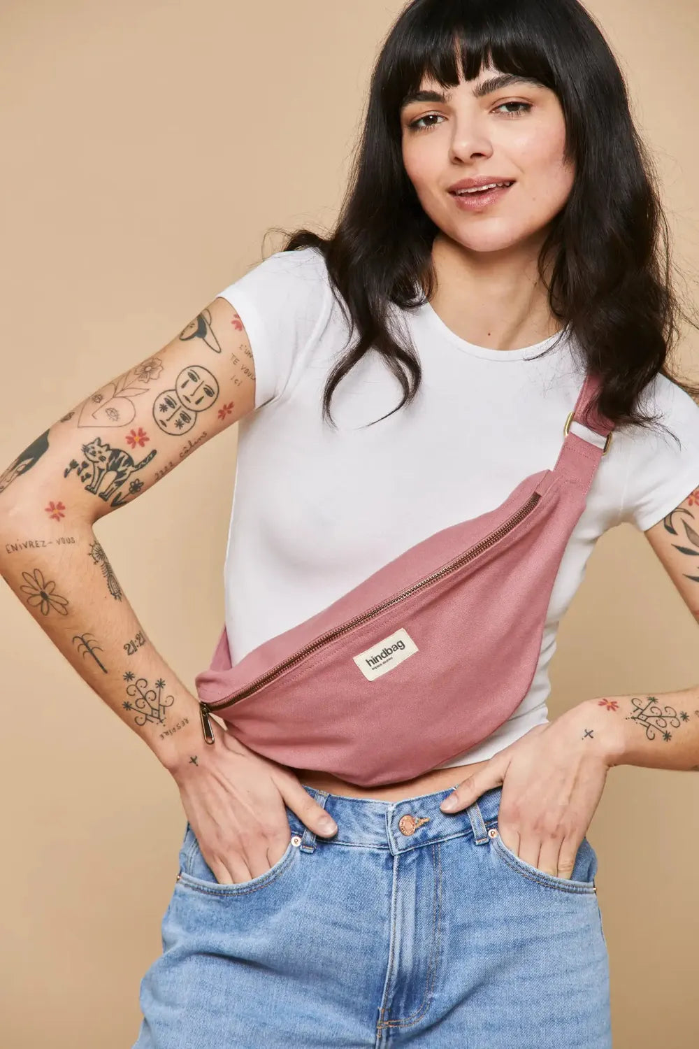 Duża Nerka Sasha Blush Pink – Hindbag na modelce SLOU