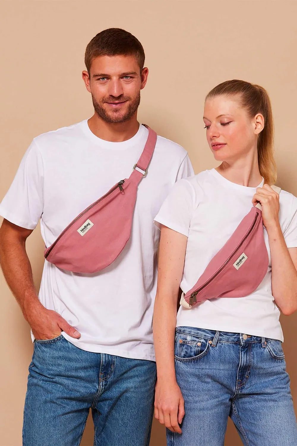Duża Nerka Sasha Blush Pink – Hindbag na modelach SLOU