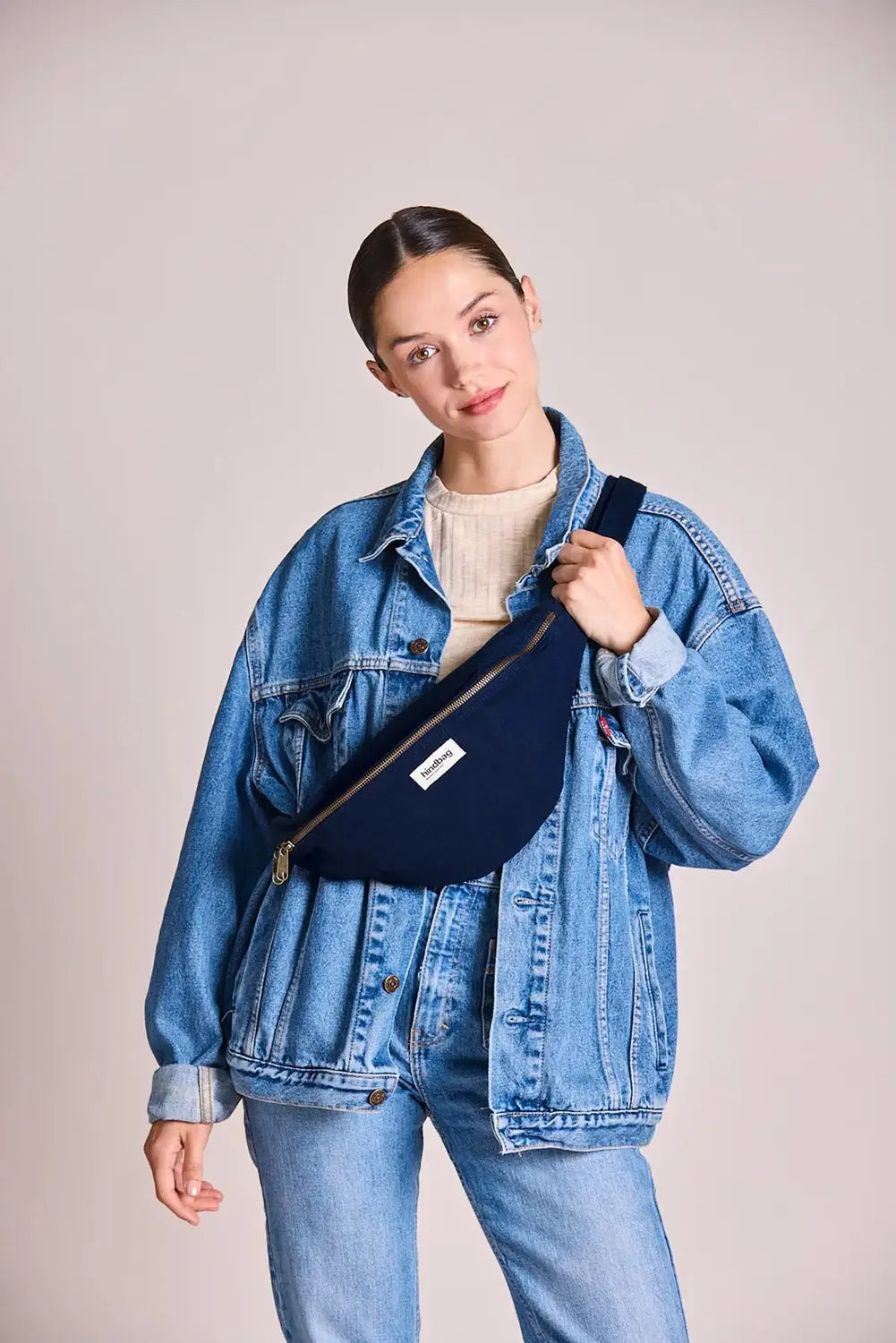 Duża Nerka Sasha Navy – Hindbag  SLOU na modelce