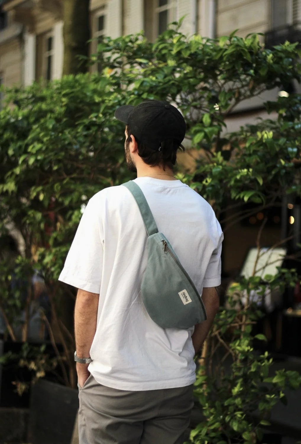 Duża Nerka Sasha Sage Green – Hindbag  SLOU na modelu