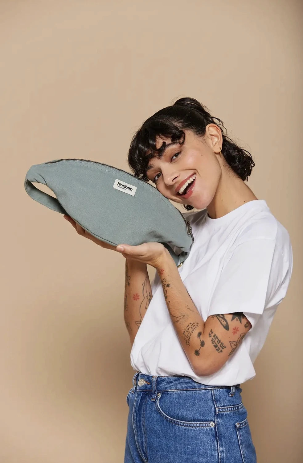 Duża Nerka Sasha Sage Green – Hindbag  SLOU na modelce
