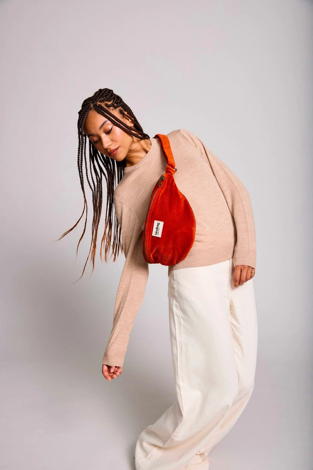 Duża Sztruksowa Nerka Sasha Brique – Hindbag SLOU na modelce