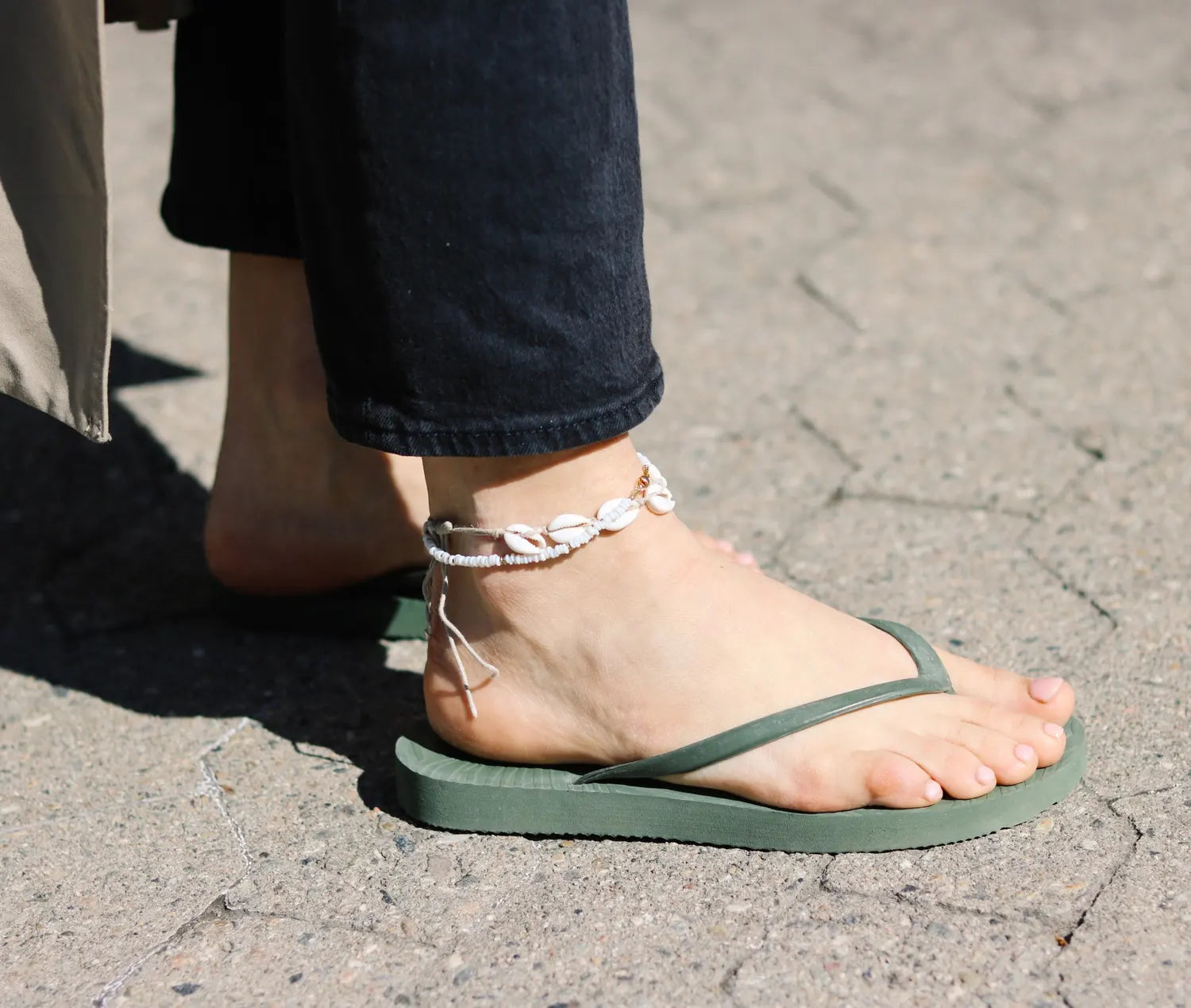 Japonki Slim Green marki Sleepers SLOU na nodze modelki