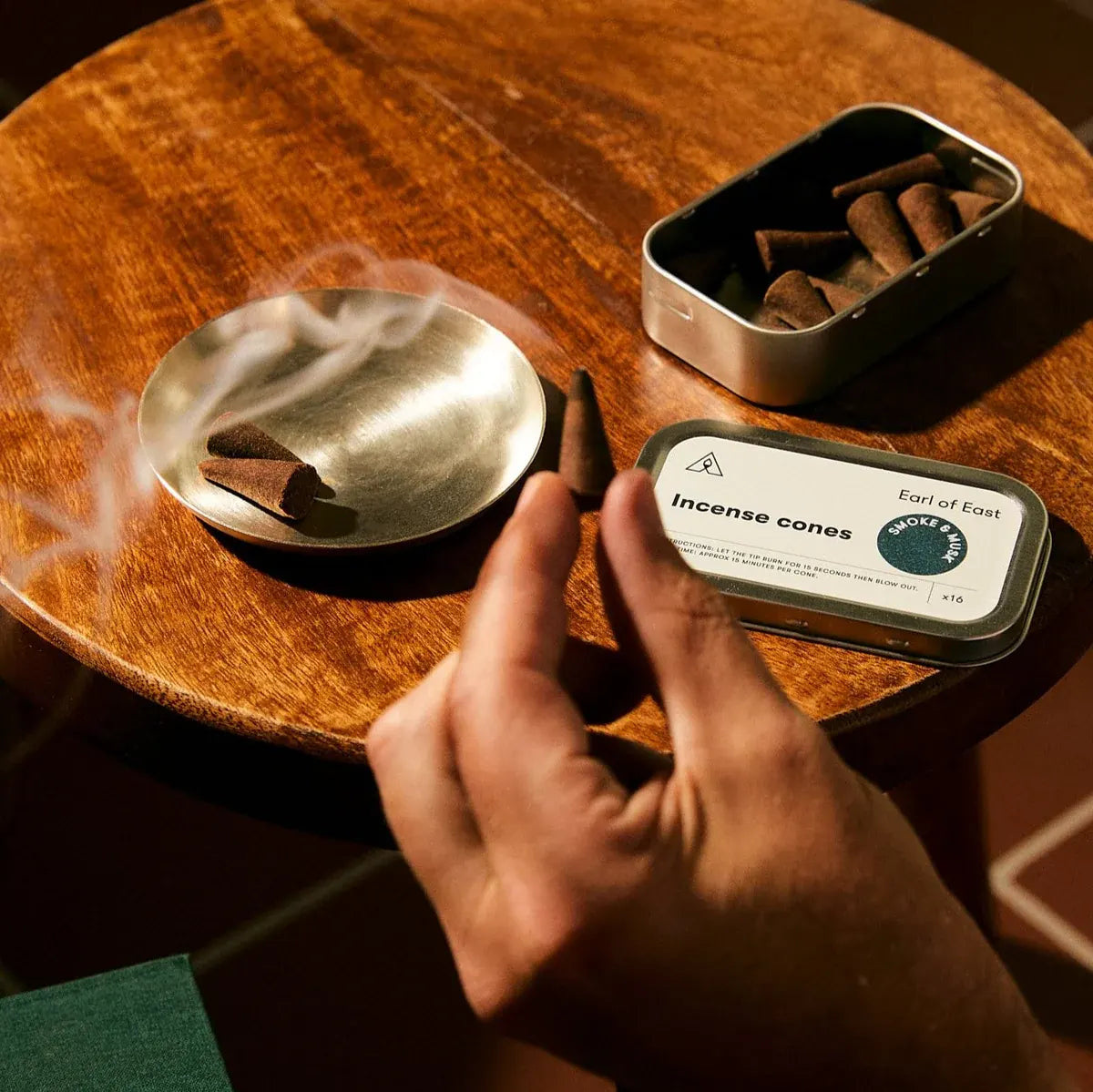 Kadzidła stożkowe Smoke &amp; Musk – Earl of East widok na stole