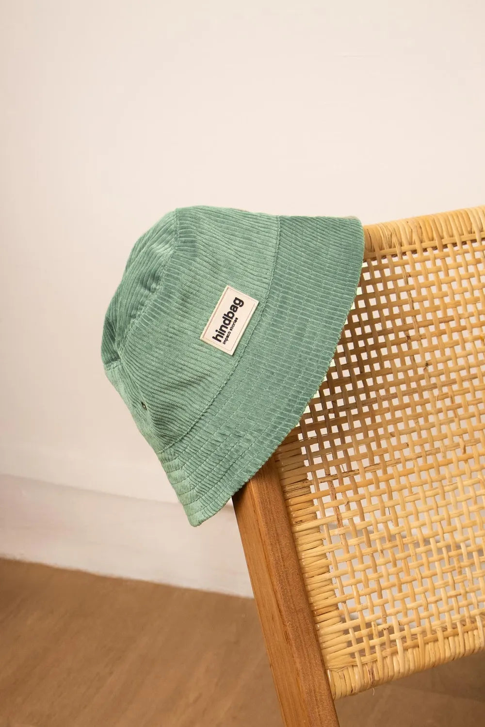 Klasyczny sztruksowy kapelusz typu bucket Mint – Hindbag na krześle SLOU