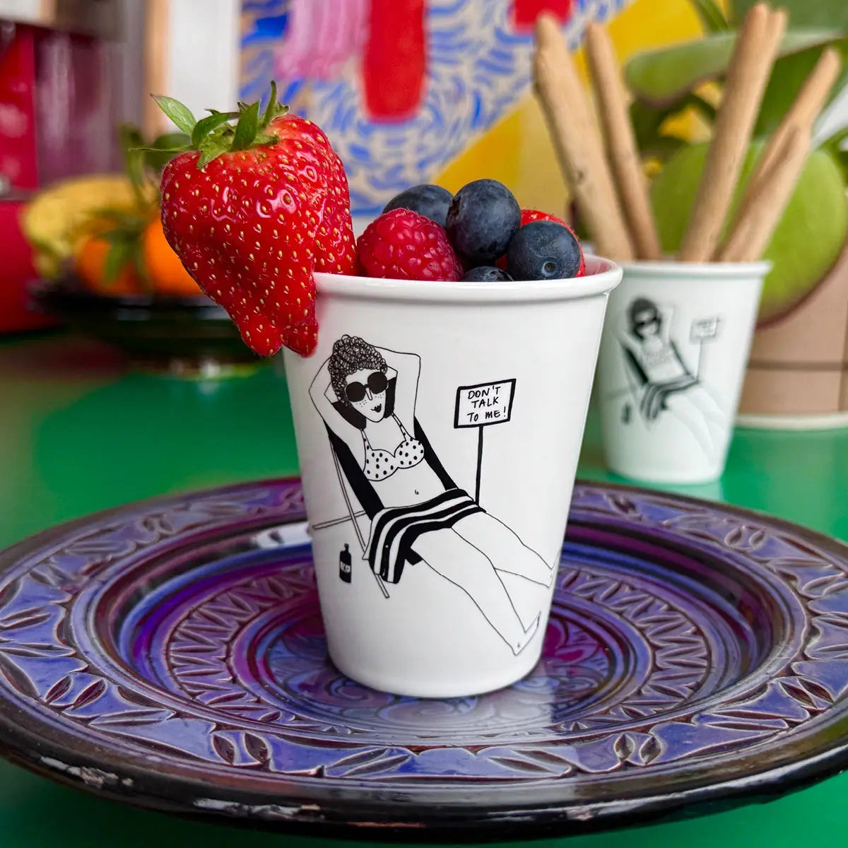 Kubek porcelanowy Don't Talk To Me Helen Blanchaert  stylizacja SLOU