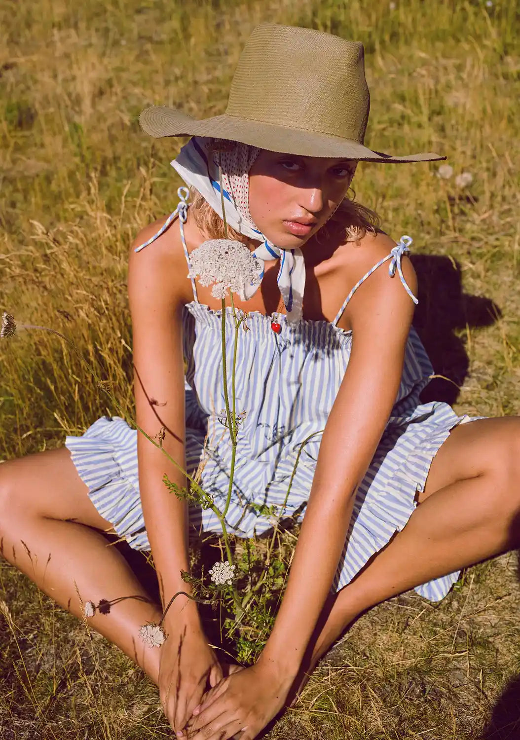 Modelka w komplecie Habiba w paski na tle natury, letnia stylizacja