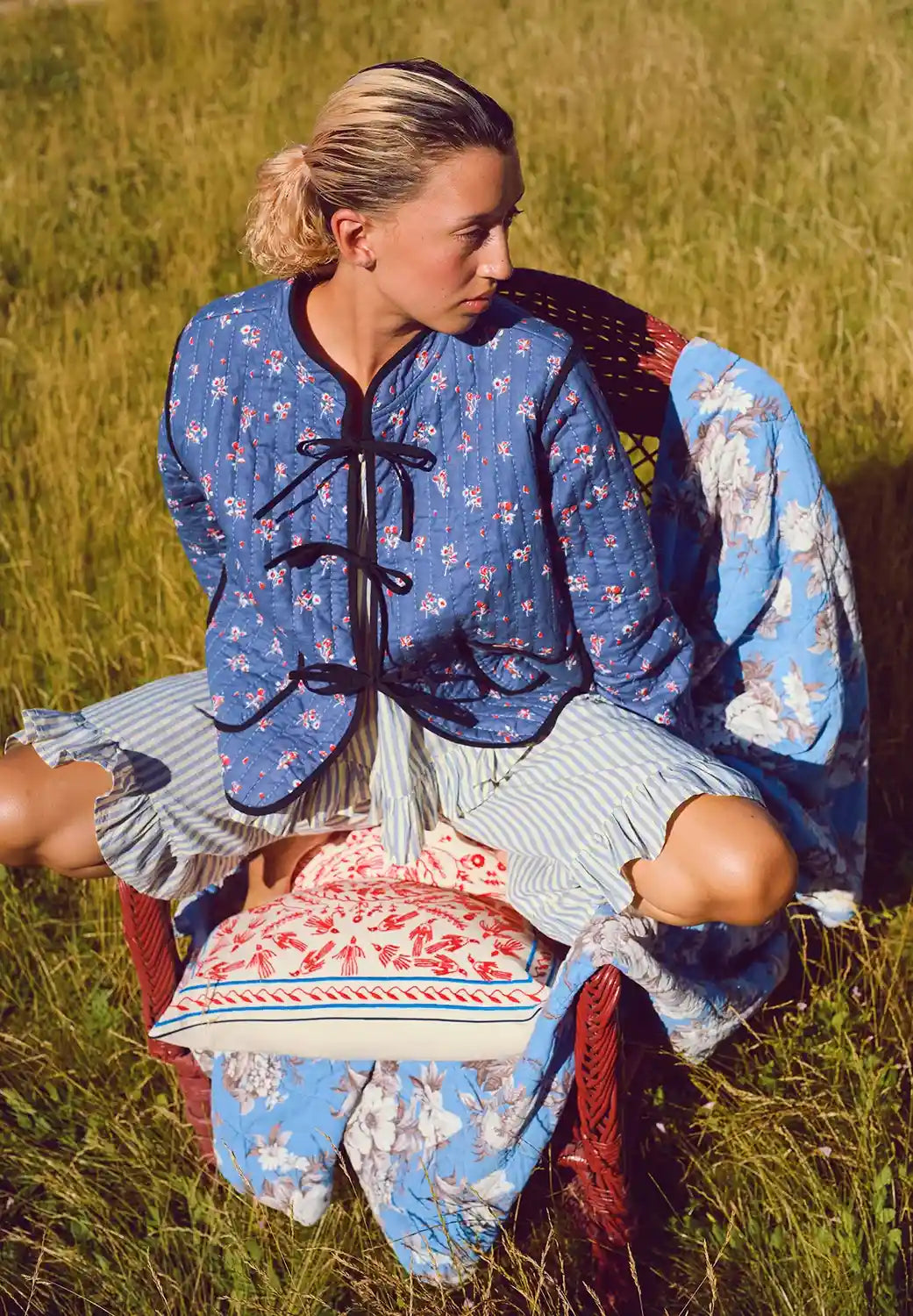 Stylizacja Habiba – pikowana kurtka i komplet w paski, look casual