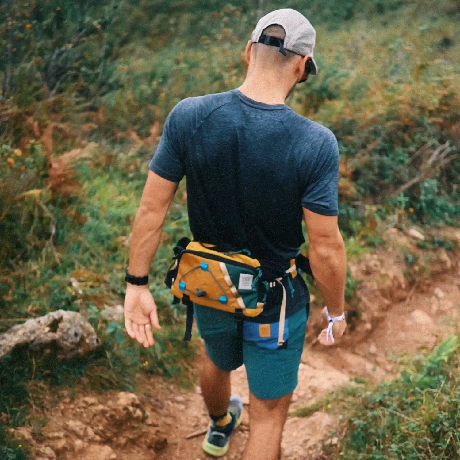Nerka Mountain Hydro Hip Pack 4.4L – Topo Designs na modelu