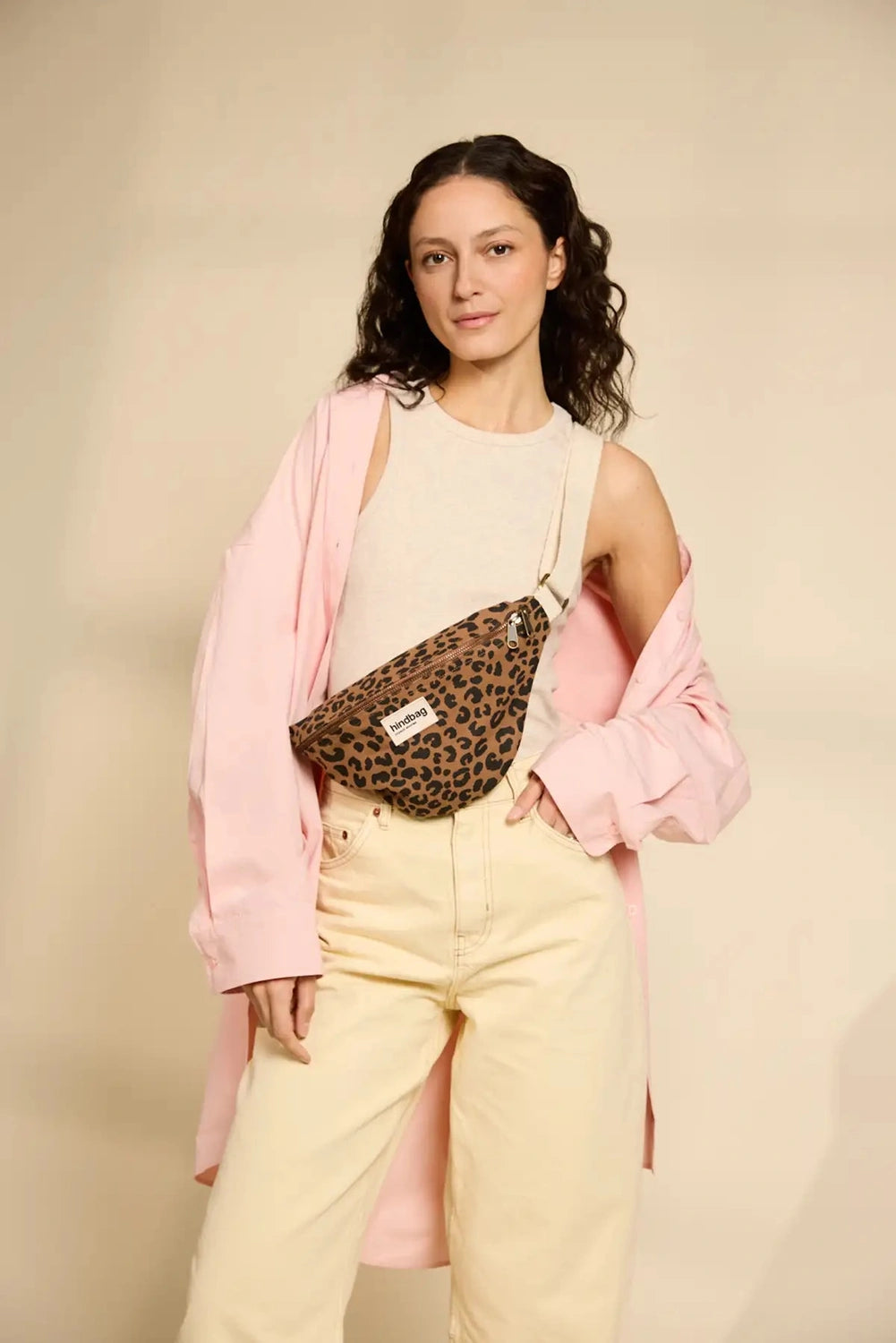 Nerka Olivia Leopard Cannelle – Hindbag SLOU na modelce