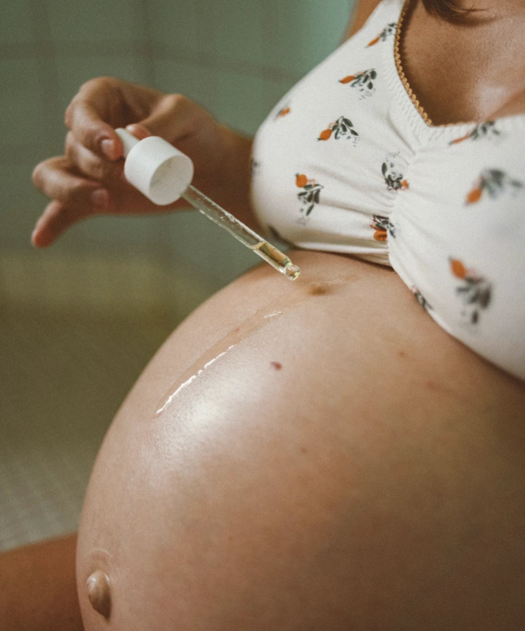 aplikacja olejku lucy belly oil na brzuch w ciąży
