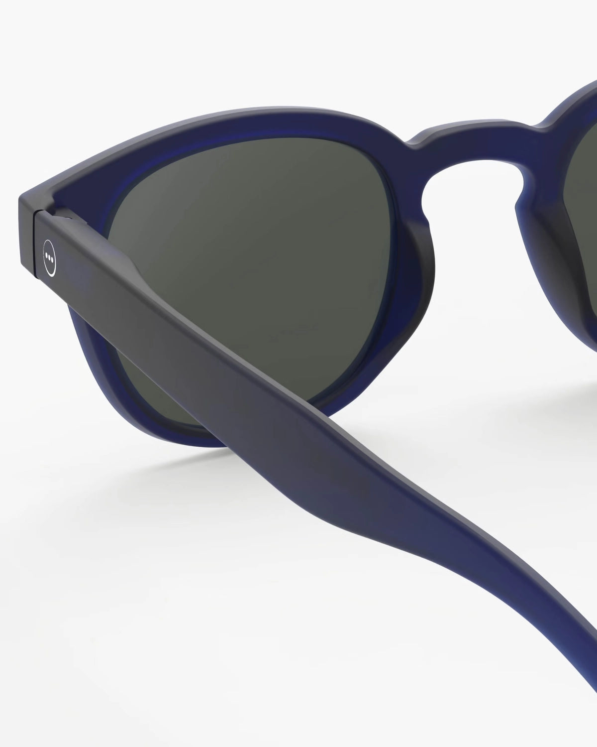 Okulary Izipizi #C Midnight Blue – detal oprawki i soczewki
